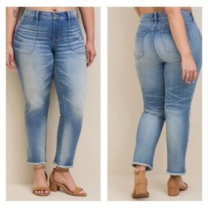 TORRID Cropped Botfriend Mid Rise Blue Denim Stretch Size 26 Straight Leg Jeans